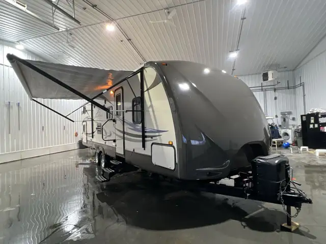 2013 Crossroads Sunset Trail 29SS SPACIOUS, REAR BATH.