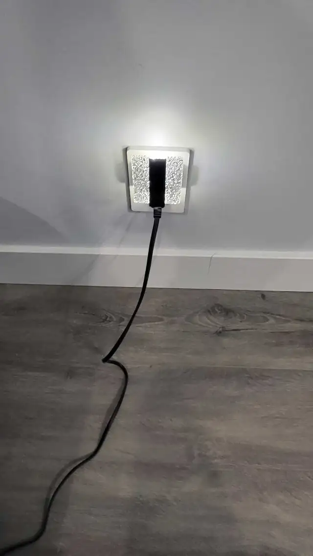 Like New . Power Recliner - Photo 3