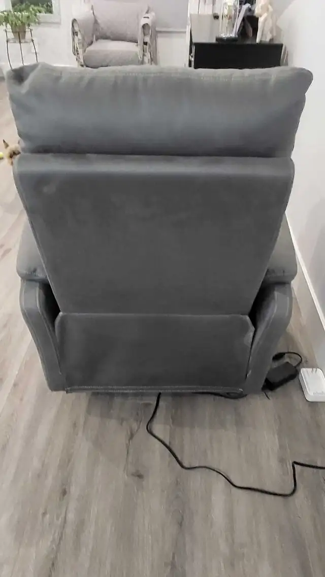 Like New . Power Recliner - Photo 4