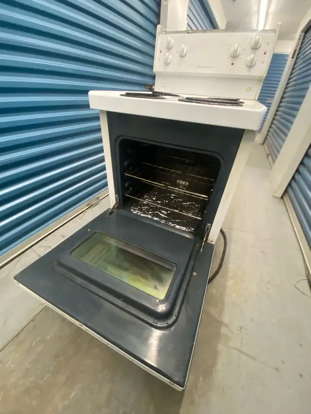 SLIGHTLY USED ELECTRIC STOVE - Photo 7