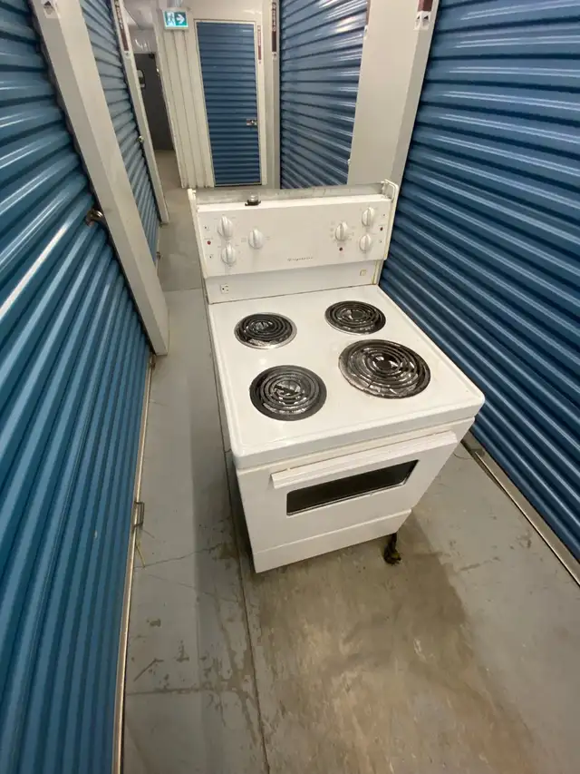 SLIGHTLY USED ELECTRIC STOVE - Photo 8