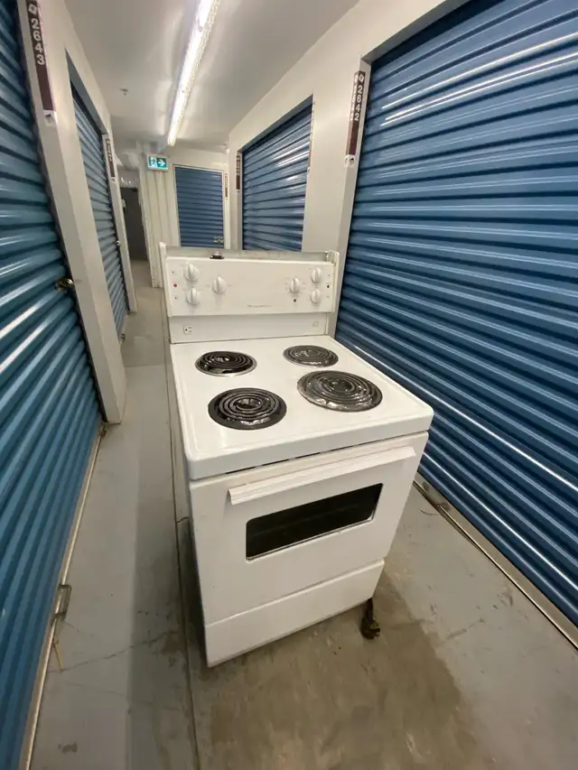 SLIGHTLY USED ELECTRIC STOVE - Photo 10