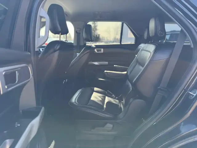 2020 Ford Explorer XLT 4X4 / CAPTAIN CHAIRS / LEATHER LOADED - Photo 10