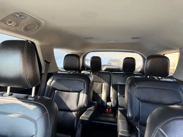 2020 Ford Explorer XLT 4X4 / CAPTAIN CHAIRS / LEATHER LOADED - Photo 11