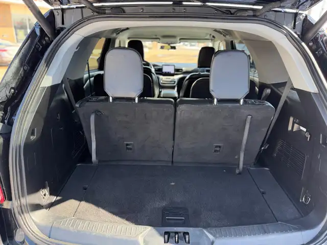 2020 Ford Explorer XLT 4X4 / CAPTAIN CHAIRS / LEATHER LOADED - Photo 12