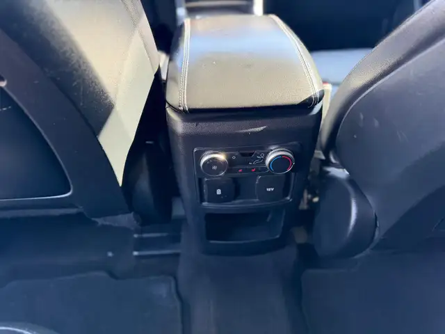 2020 Ford Explorer XLT 4X4 / CAPTAIN CHAIRS / LEATHER LOADED - Photo 13