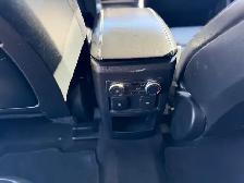 2020 Ford Explorer XLT 4X4 / CAPTAIN CHAIRS / LEATHER LOADED - Photo 13
