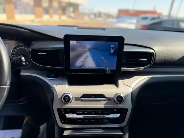 2020 Ford Explorer XLT 4X4 / CAPTAIN CHAIRS / LEATHER LOADED - Photo 16