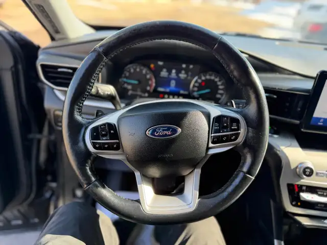 2020 Ford Explorer XLT 4X4 / CAPTAIN CHAIRS / LEATHER LOADED - Photo 17