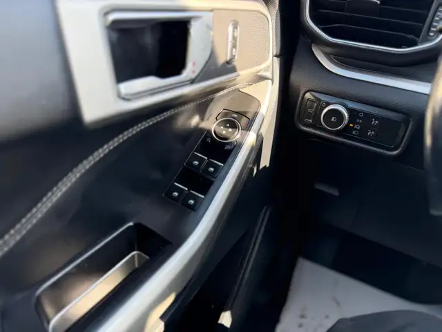 2020 Ford Explorer XLT 4X4 / CAPTAIN CHAIRS / LEATHER LOADED - Photo 19