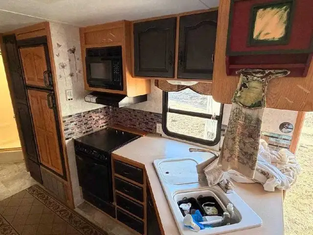 2006 Keystone Montana 315 RLS camper trailer - Photo 9