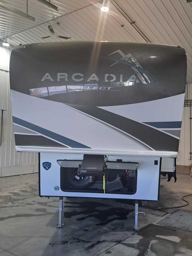 Fully Equipped Fifth Wheel with Big Features in a Compact Size