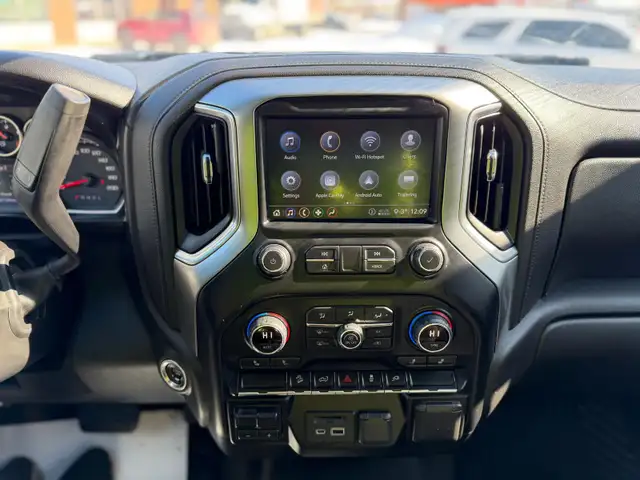 2020 Chevrolet Silverado 2500HD LT /6.6L GAS /4X4 /NO ACCIDENTS - Photo 17