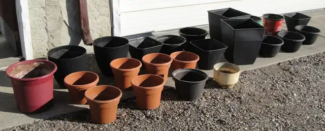 23 ASSORTED PLASTIC PLANT POTS