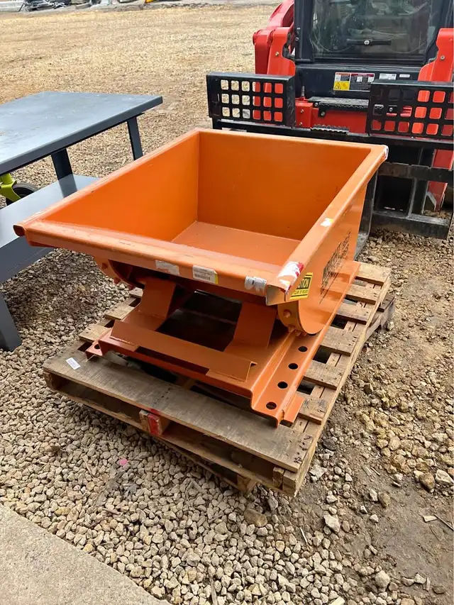 Used 1.5 CY Self Dumping Hopper - Great Condition! - Photo 2