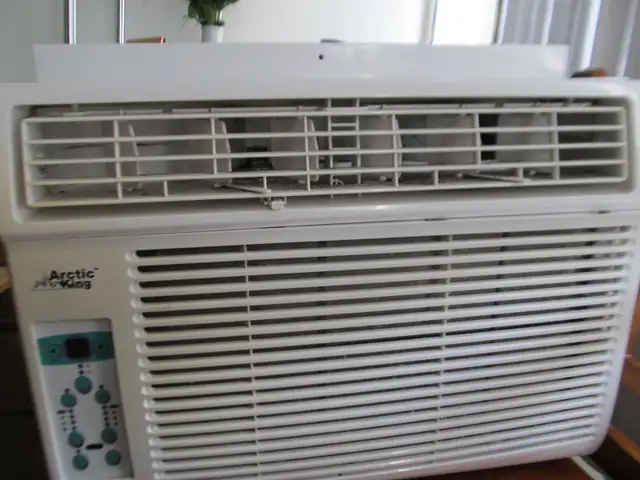 Air climatisé Arctic King 10000 BTU pour fenêtre à vendre.