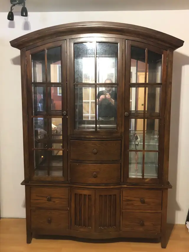 Bahut en bois dur véritable à Donner avant Mercredi