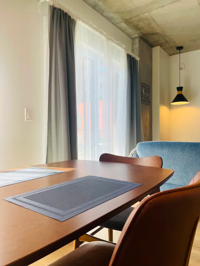 3 1/2 neufs, tout meublés, balcon, terrasse, stationnement int. - Photo 4