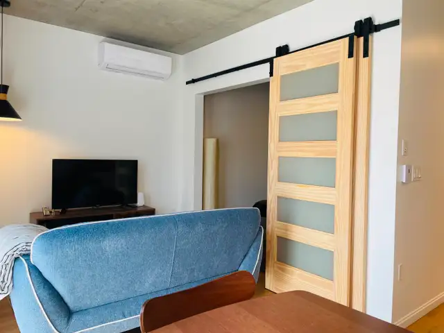 3 1/2 neufs, tout meublés, balcon, terrasse, stationnement int. - Photo 5