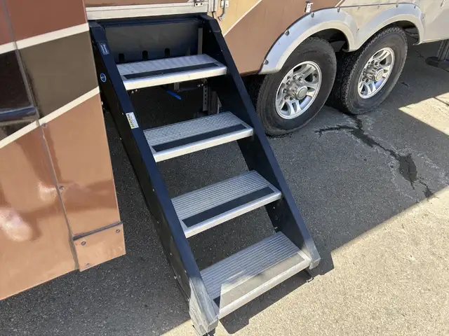 2014 KEYSTONE ALPINE 3495FL, FRONT LIVINGROOM, SPACIOUS - Photo 8