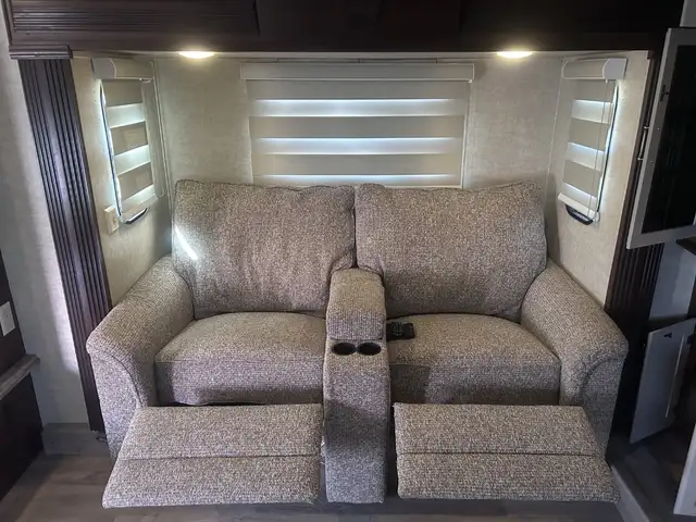 2014 KEYSTONE ALPINE 3495FL, FRONT LIVINGROOM, SPACIOUS - Photo 13