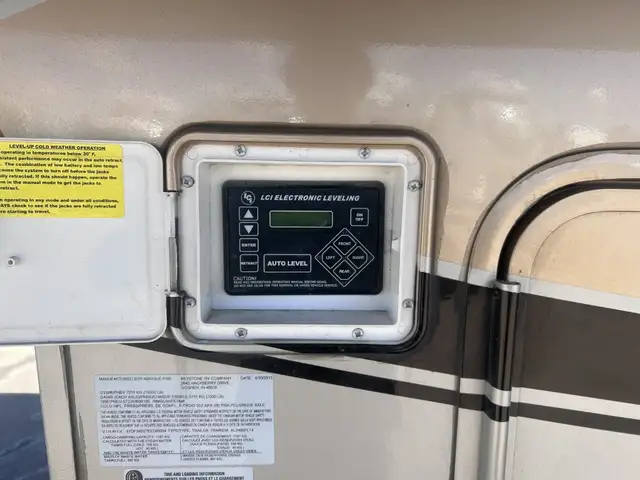 2014 KEYSTONE ALPINE 3495FL, FRONT LIVINGROOM, SPACIOUS - Photo 16