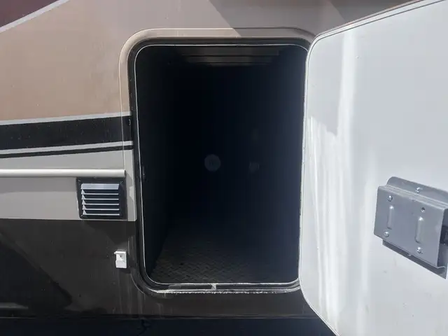 2014 KEYSTONE ALPINE 3495FL, FRONT LIVINGROOM, SPACIOUS - Photo 22