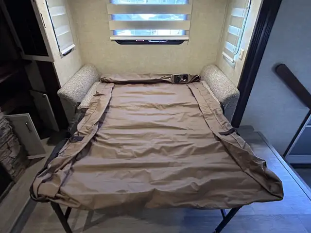 2014 KEYSTONE ALPINE 3495FL, FRONT LIVINGROOM, SPACIOUS - Photo 23