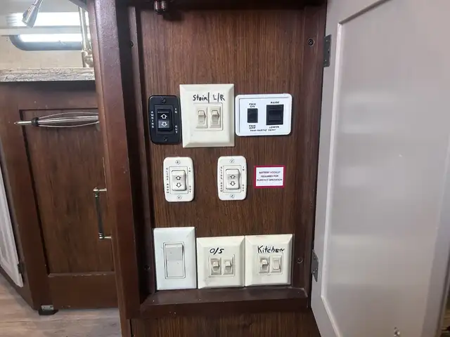 2014 KEYSTONE ALPINE 3495FL, FRONT LIVINGROOM, SPACIOUS - Photo 24