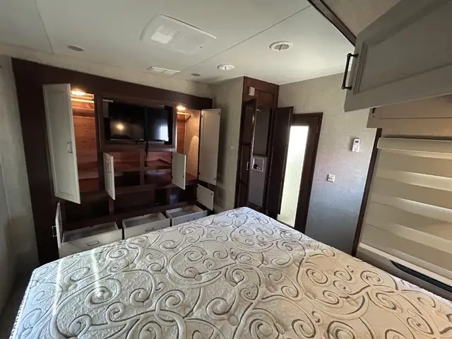 2014 KEYSTONE ALPINE 3495FL, FRONT LIVINGROOM, SPACIOUS - Photo 33