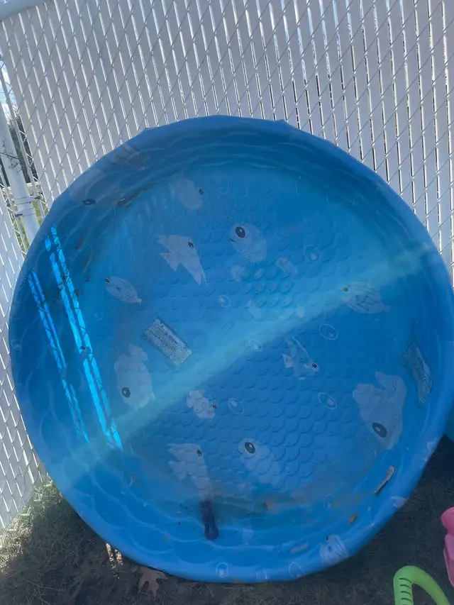 Grande piscine 59 pouces  enfant comme neuf à Drummondville