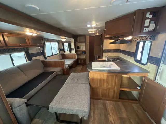 2014 KEYSTONE BULLET 285RLS, COUPLES UNIT, SPACIOUS - Photo 5
