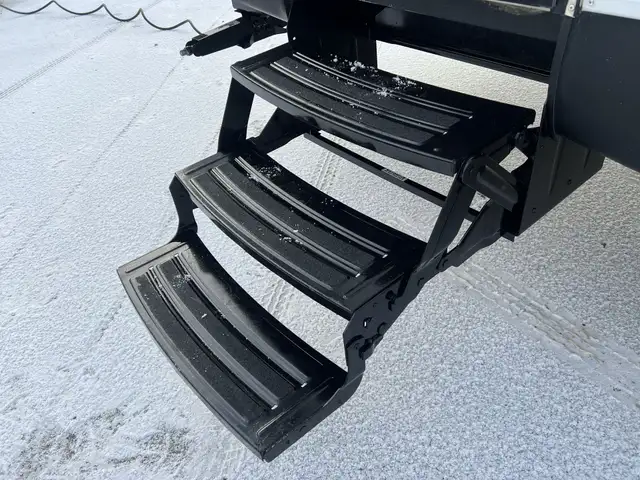 2014 KEYSTONE BULLET 285RLS, COUPLES UNIT, SPACIOUS - Photo 7