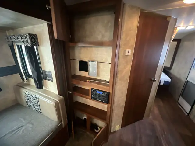 2014 KEYSTONE BULLET 285RLS, COUPLES UNIT, SPACIOUS - Photo 12