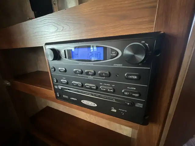 2014 KEYSTONE BULLET 285RLS, COUPLES UNIT, SPACIOUS - Photo 13