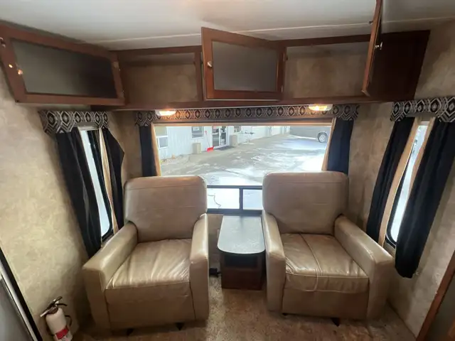 2014 KEYSTONE BULLET 285RLS, COUPLES UNIT, SPACIOUS - Photo 14