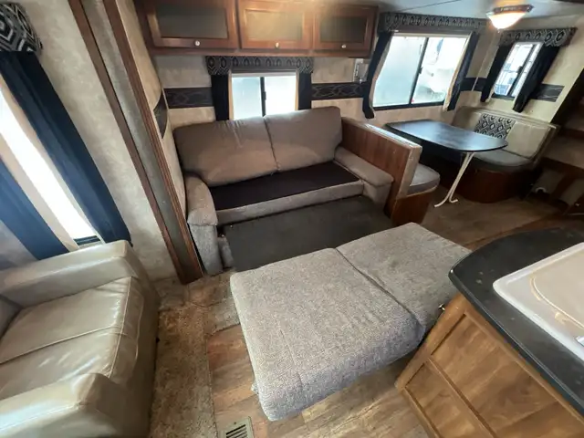2014 KEYSTONE BULLET 285RLS, COUPLES UNIT, SPACIOUS - Photo 16