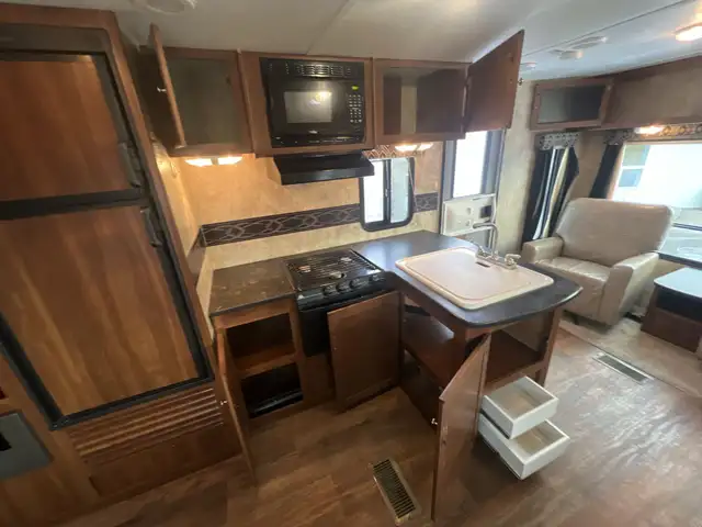 2014 KEYSTONE BULLET 285RLS, COUPLES UNIT, SPACIOUS - Photo 22