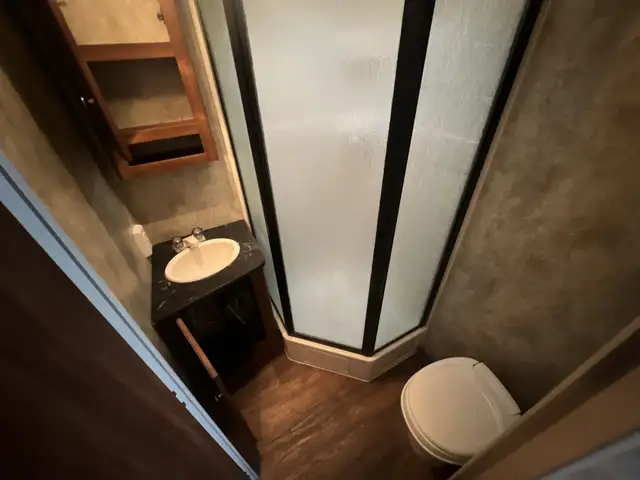 2014 KEYSTONE BULLET 285RLS, COUPLES UNIT, SPACIOUS - Photo 24