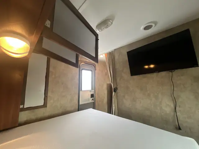 2014 KEYSTONE BULLET 285RLS, COUPLES UNIT, SPACIOUS - Photo 28