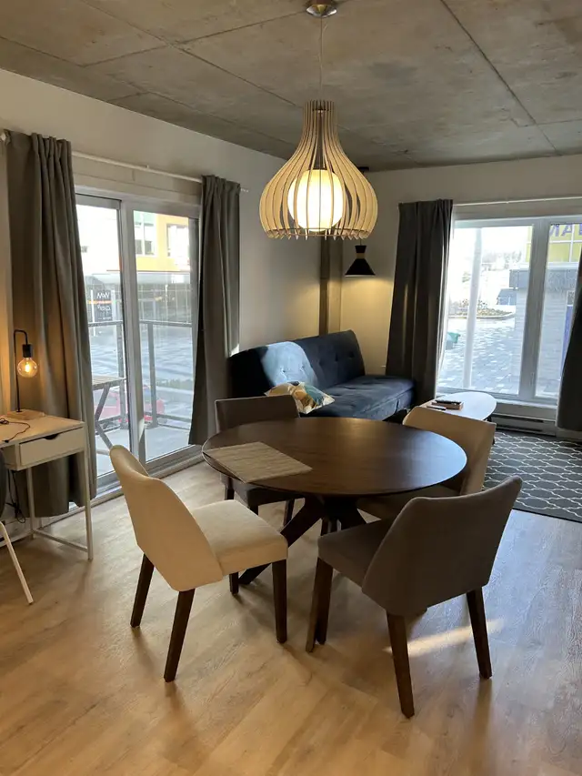 3 1/2 neuf, semi-meublé, gym, balcon, terrasse,stationnement int - Photo 3