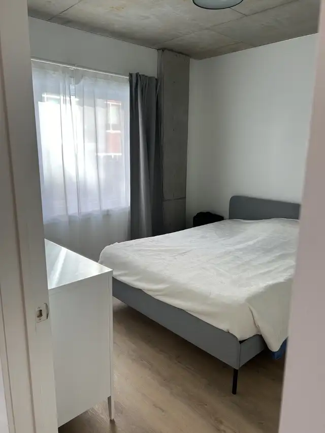 3 1/2 neuf, semi-meublé, gym, balcon, terrasse,stationnement int - Photo 5