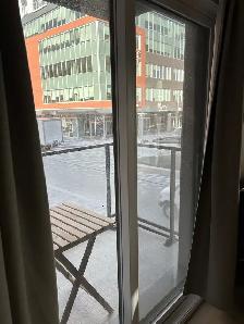 3 1/2 neuf, semi-meublé, gym, balcon, terrasse,stationnement int - Photo 8