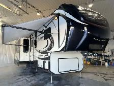 2015  ALPINE 3010RE,LUXURIOUS, WIDE BODY, SPACIOUS, COUPLES UNIT