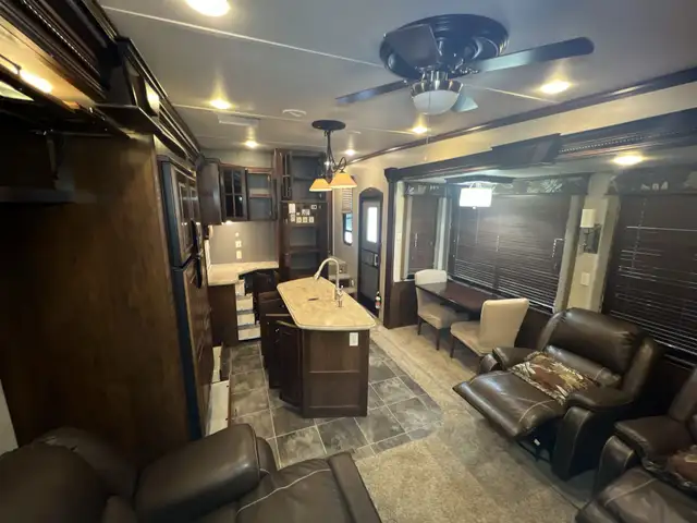 2015  ALPINE 3010RE,LUXURIOUS, WIDE BODY, SPACIOUS, COUPLES UNIT - Photo 5