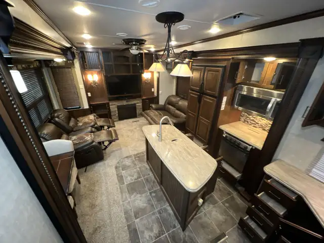 2015  ALPINE 3010RE,LUXURIOUS, WIDE BODY, SPACIOUS, COUPLES UNIT - Photo 6