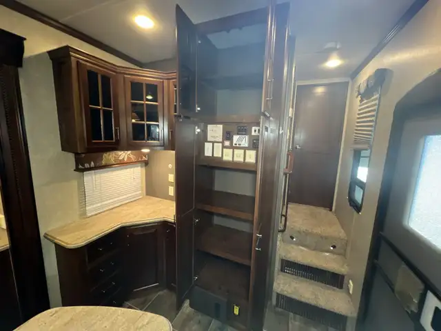 2015  ALPINE 3010RE,LUXURIOUS, WIDE BODY, SPACIOUS, COUPLES UNIT - Photo 21