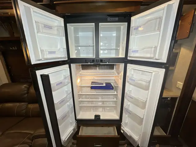 2015  ALPINE 3010RE,LUXURIOUS, WIDE BODY, SPACIOUS, COUPLES UNIT - Photo 25