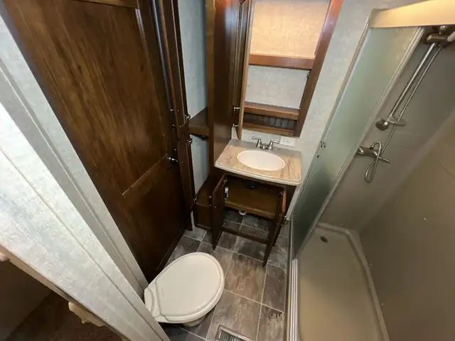 2015  ALPINE 3010RE,LUXURIOUS, WIDE BODY, SPACIOUS, COUPLES UNIT - Photo 29