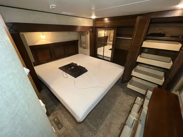 2015  ALPINE 3010RE,LUXURIOUS, WIDE BODY, SPACIOUS, COUPLES UNIT - Photo 31